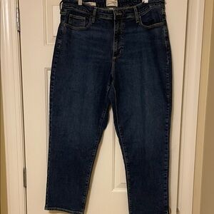 Universal Thread Women’s Straight Leg Jeans in Dark Blue Wash